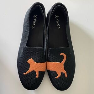 Vivaia Round-Toe Embroidered Audrey Black & Orange Cat Loafers in EU 38 US 7